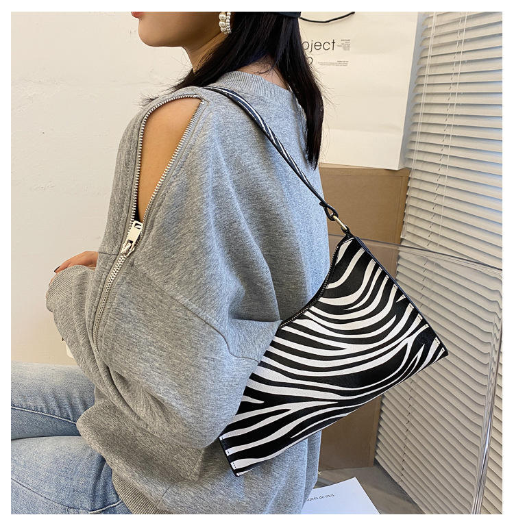 French niche design bag 2024 popular new trendy and trendy portable women's bag fashion leopard print single shoulder underarm bag_voghion.com