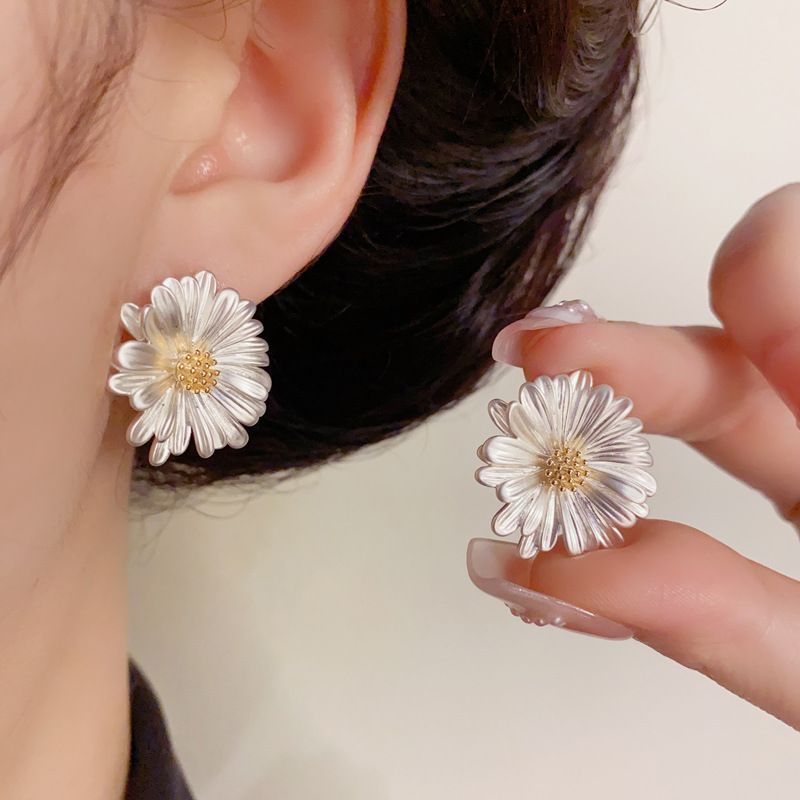 Orecchini a forma di margherita in metallo dolce e versatile con ago in argento per donna, design semplice, leggero e di lusso_voghion.com