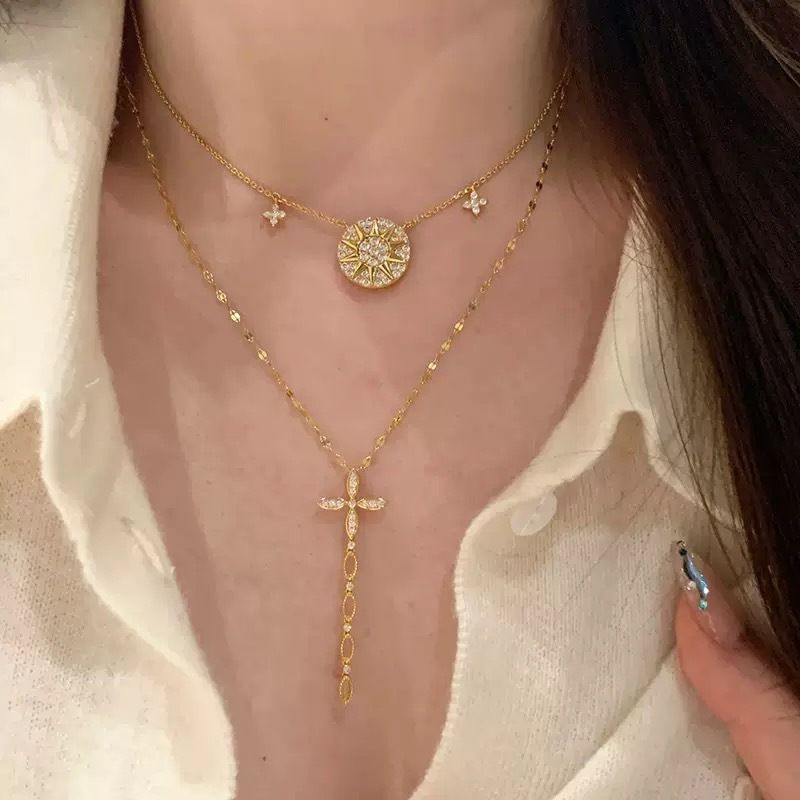 Funkelnde Halskette im Vintage-Stil mit Diamanten und Stern, leichte, luxuriöse High-End-Fischschuppen-Kreuzquaste am Schlüsselbein_voghion.com