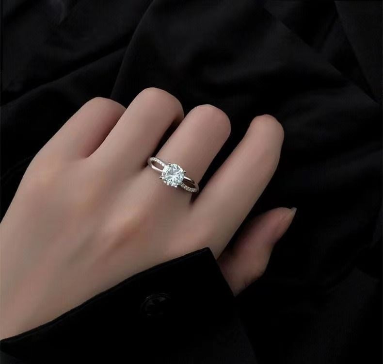 2 Carat Ring Ring Female Niche Design Fashion Personality Light Luxury Net Red Live Broadcast Moissanite Open Temperament_voghion.com