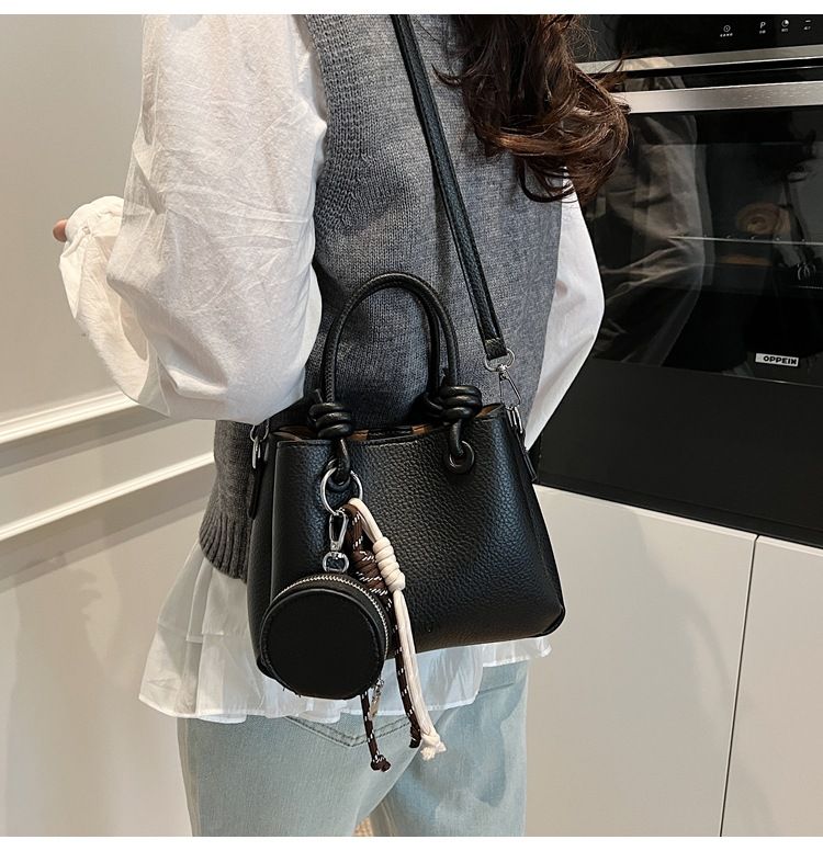 Borsa a mano da pendolare di nicchia alla moda per le donne 2025, nuova borsa a tracolla da donna con tracolla a secchiello e texture semplice_voghion.com
