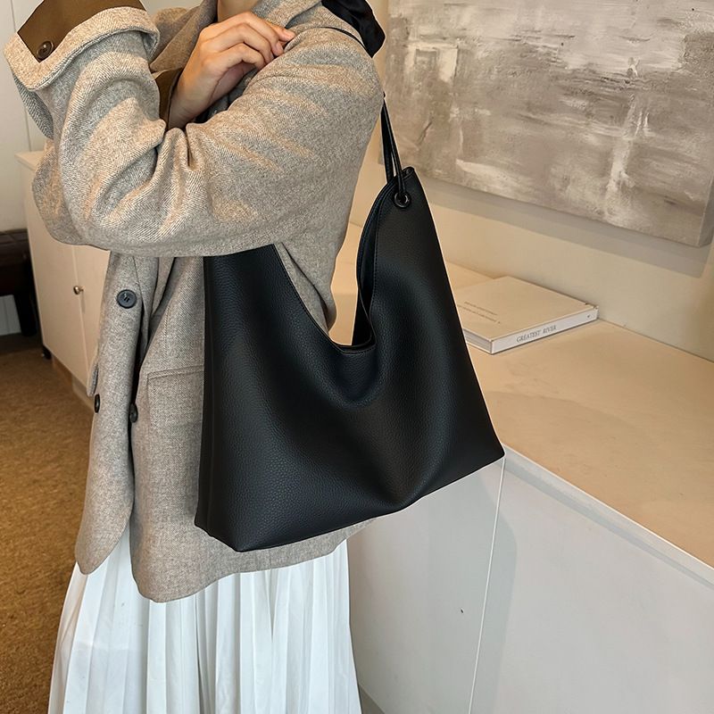 Korean casual tote texture women's 2024 new simple underarm soft shoulder bag_voghion.com