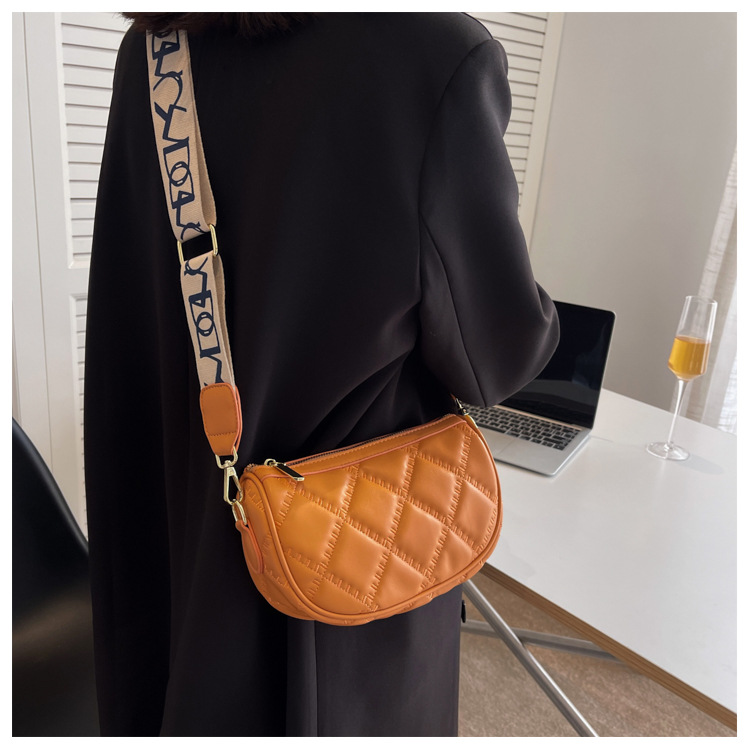 Damentaschen Neu 2023 Frischer Stickgarn-Trend Damentaschen Aolid-Farbdiamanttasche Damen breiter Schultergurt Nischensatteltasche_voghion.com
