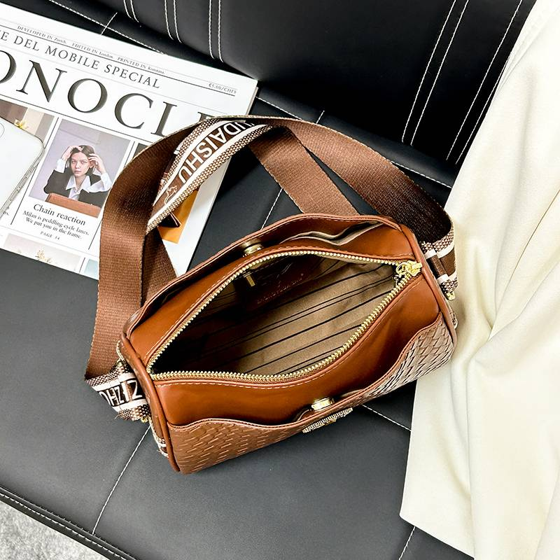 Kožená dámská taška Crossbody Polštář Barrel Woven_voghion.com
