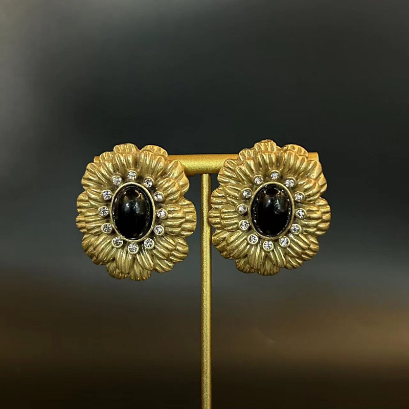 Medieval electroplated double layer to do old gold madge flower set diamond ear clap retro relief black glass ear stud_voghion.com