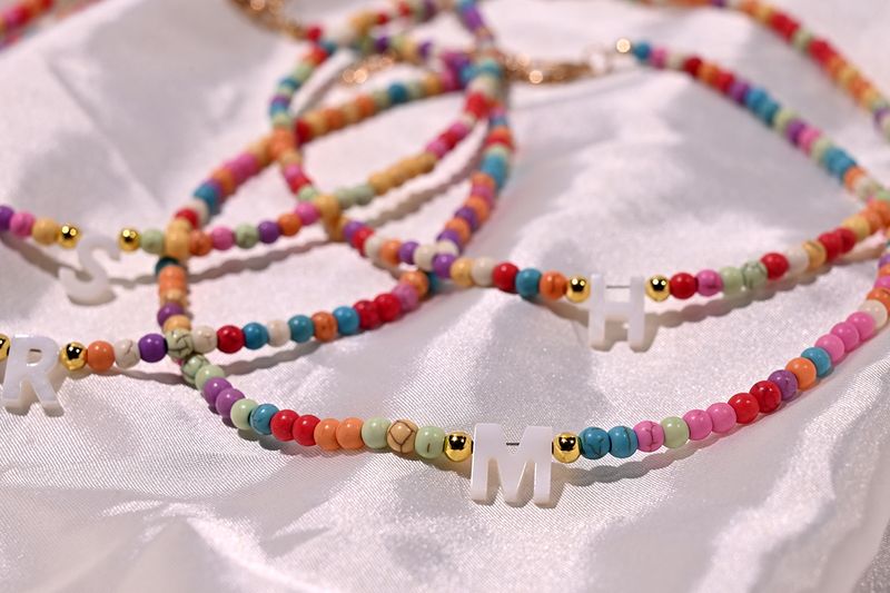 Collana girocollo con iniziali in conchiglia naturale pronta all'uso, perline colorate alla moda, 26 lettere, per donne, gioielli bohémien, accessori boho_voghion.com
