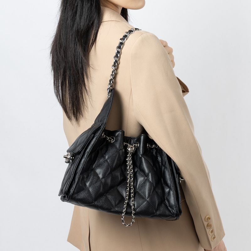 Borsa a tracolla Hobo grande capacità, tracolla a catena con coulisse, tracolla monospalla in vera pelle trapuntata con motivo caviale sotto le ascelle_voghion.com