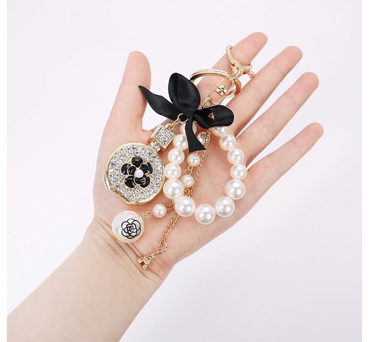 Porte-clés en alliage en forme de nœud papillon, pendentif créatif en forme de bouteille de parfum, ornement suspendu en perles, version coréenne_voghion.com