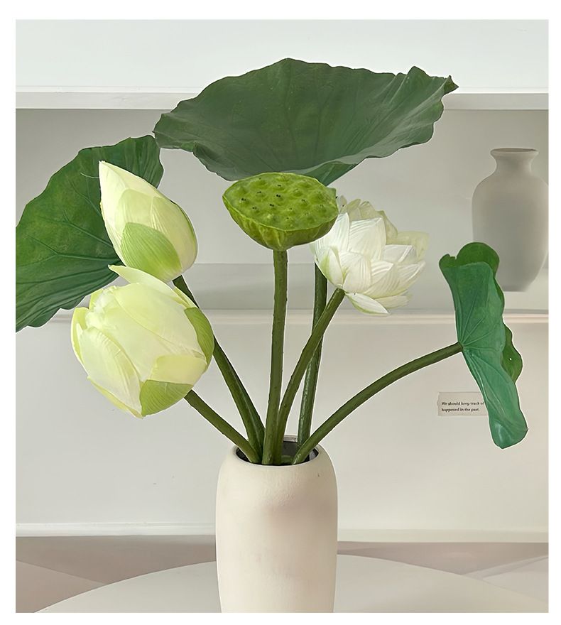 Eleganti fiori di loto artificiali con foglie e baccelli per decorazioni per la casa, matrimoni, fotografia - Composizione floreale realistica di peonie di seta_voghion.com