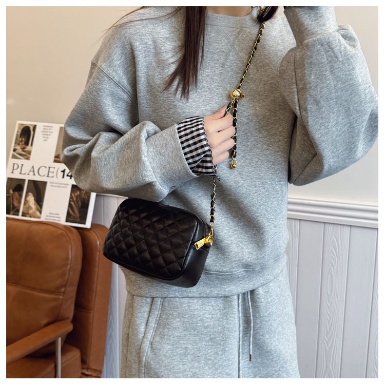 Elegante borsa a tracolla trapuntata con tracolla a catena - Mini borsa a tracolla da donna, borsa alla moda con manico superiore in nero e beige_voghion.com