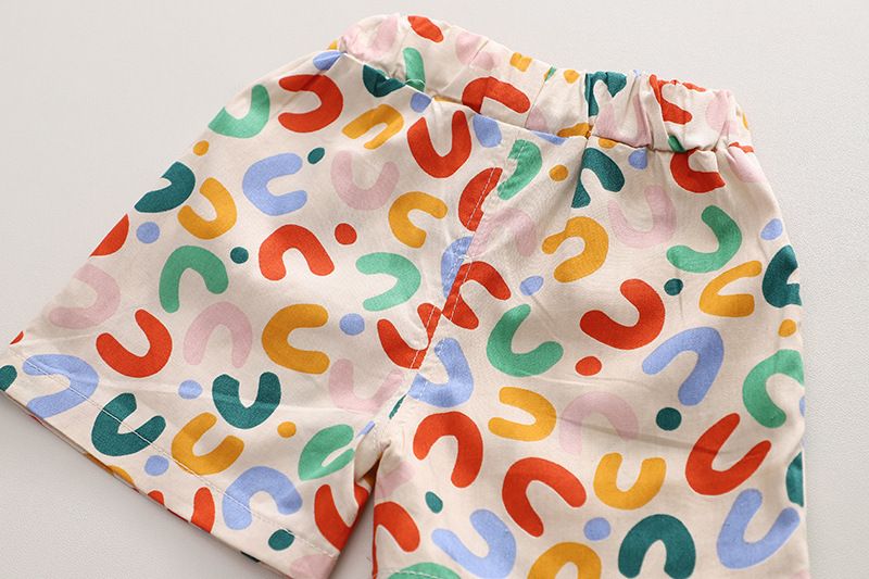 Set da 2 pezzi per bambini, con maglietta a maniche corte e pantaloncini, modello estivo da ragazzo, modello Cross Border, con stampa a fiori e lettere._voghion.com