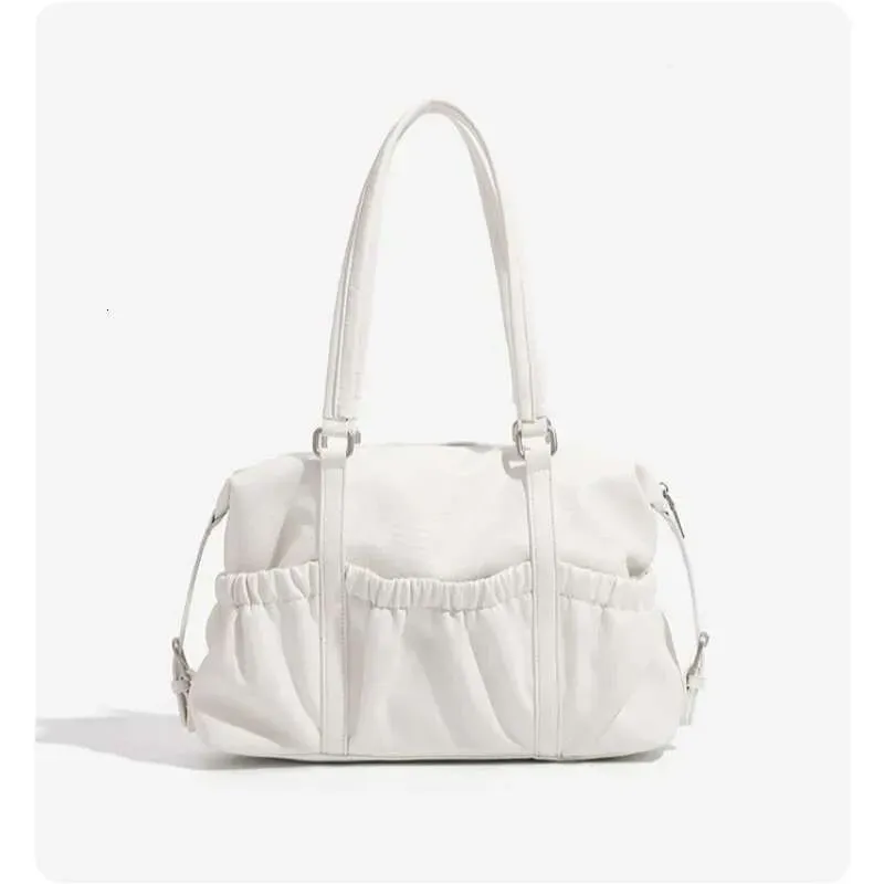 Borsa a tracolla multitasche in pelle pregiata per le uscite estive, modello Pillow Tote da donna chic_voghion.com