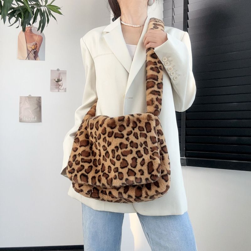 Borsa a tracolla da donna in pelliccia sintetica di visone con stampa leopardata, spaziosa borsa A4 per l'uso quotidiano, borsa a tracolla alla moda e alla moda_voghion.com