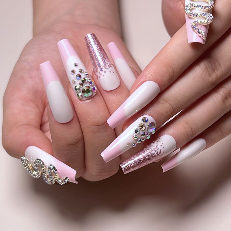 Indossare lo smalto in stile francese, abbinato a glitter rosa viola e strass a forma di serpente, indossando la nail art finita_voghion.com