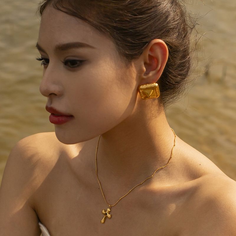 Nuovo anello estivo con rivetti francesi in metallo e orecchini in stile punk._voghion.com