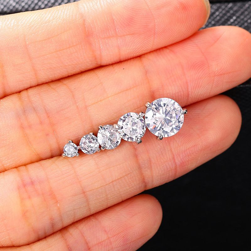 Orecchini unisex semplici e freschi a tre griffe rotondi con diamanti piccoli orecchini_voghion.com