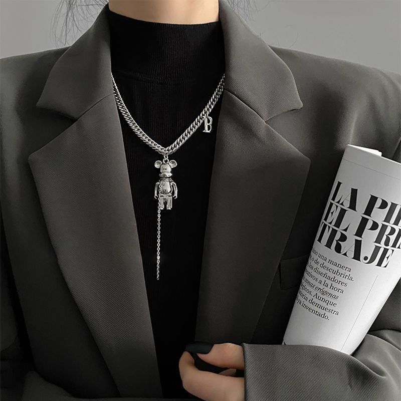 Collana da donna con orso dolce e violento, design di nicchia, catena per felpa con croce avvolta, accessori autunno inverno per_voghion.com