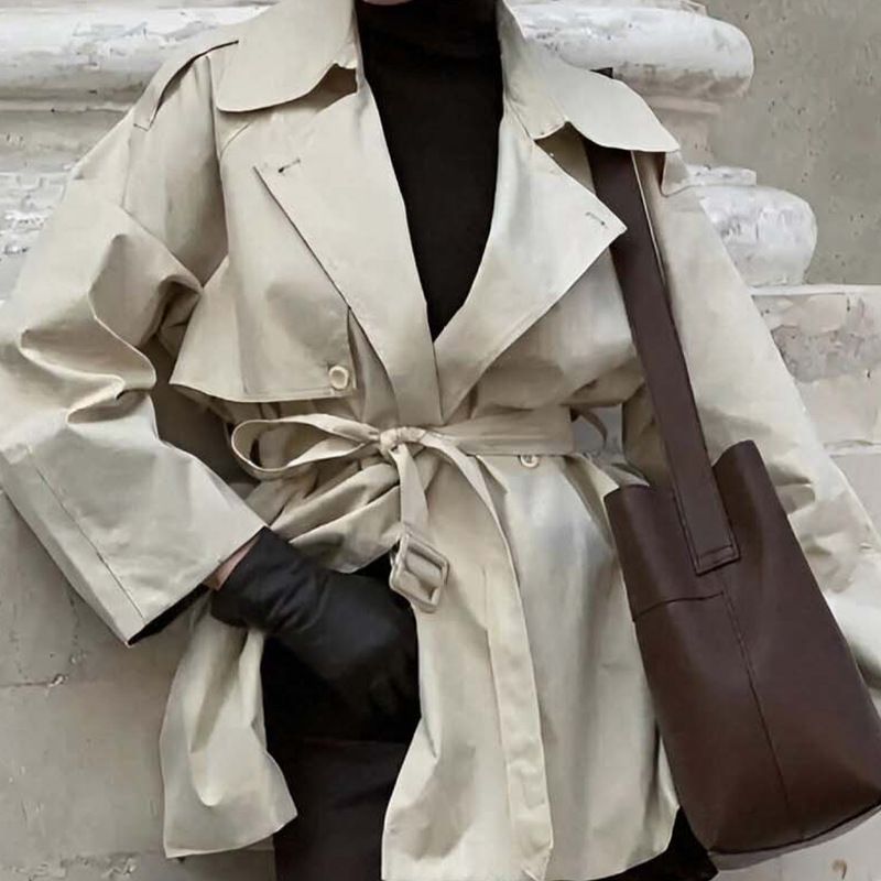 Abrigo corto tipo gabardina de estilo británico, con cinturón, manga larga y hombros drapeados, nuevo modelo de otoño de 2025._voghion.com