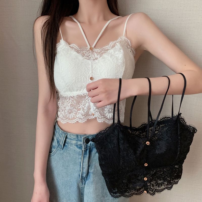 Bellissimo reggiseno interno in pizzo con canotta nera sul retro_voghion.com