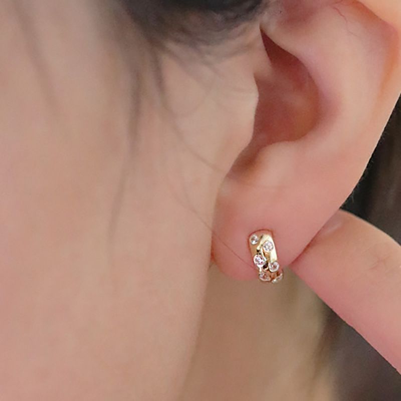Cao Shi's new minimalist commuting daily rings and accessories with a niche design feel, featuring diamond zirconia_voghion.com