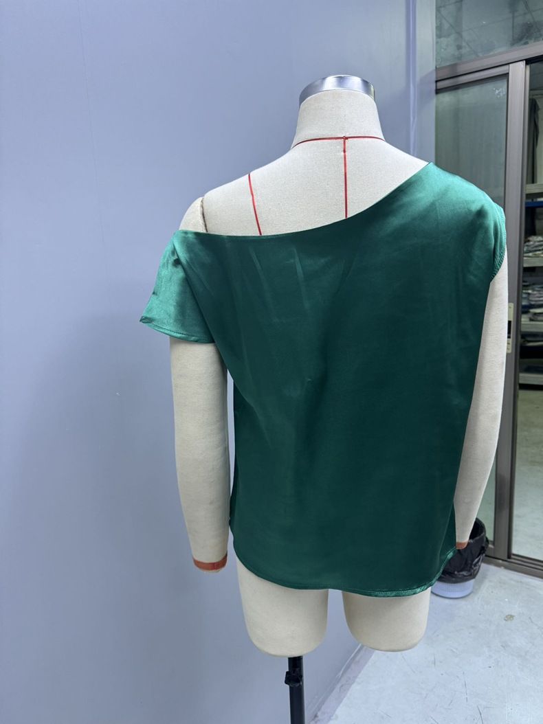 Damenbekleidung Frühling Einfarbig Satin Seide Unregelmäßige Schräge Schulter Eine Schulter Pullover Ärmelloses Hemd Weiblich_voghion.com