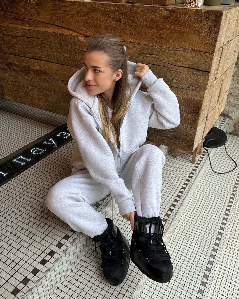 Conjunto de sudadera con capucha y jogger para mujer: conjunto informal de dos piezas con pantalones con cordón y sudadera estilo urbano (blanco, gris claro y marrón café)._voghion.com