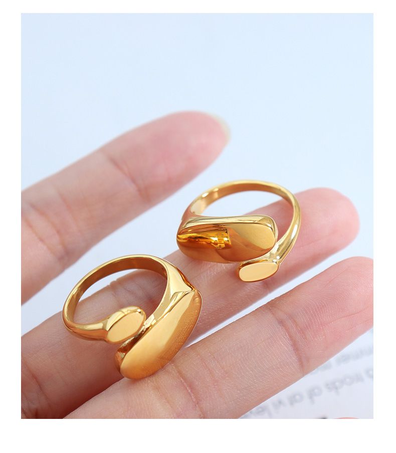 Minimalistischer Ring im INS-Stil mit unregelmäßigem, flachem, offenem Titanstahl und Goldschwanz-Gussverfahren A156_voghion.com