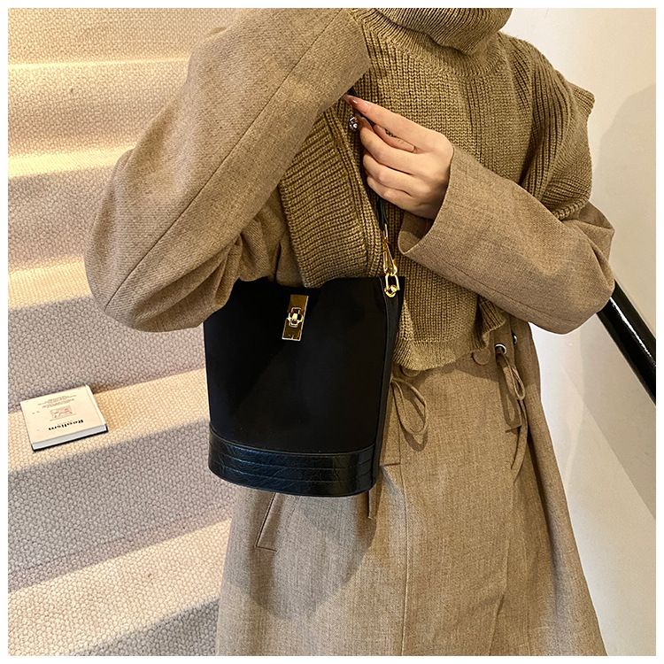 Matte Damen 2024 neue Crossbody Herbst und Winter Bucket Lock Nischendesign High-End-Umhängetasche_voghion.com