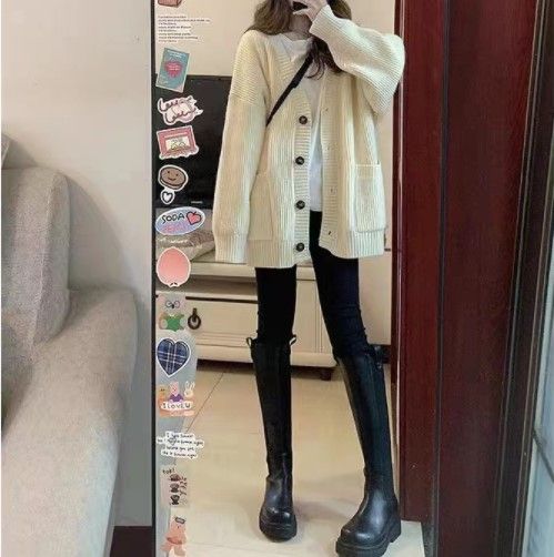 Coreano che indossa un piccolo maglione profumato lavorato a maglia per le donne in autunno, nuovo stile con giacca cardigan con scollo a V ampia e pigra_voghion.com