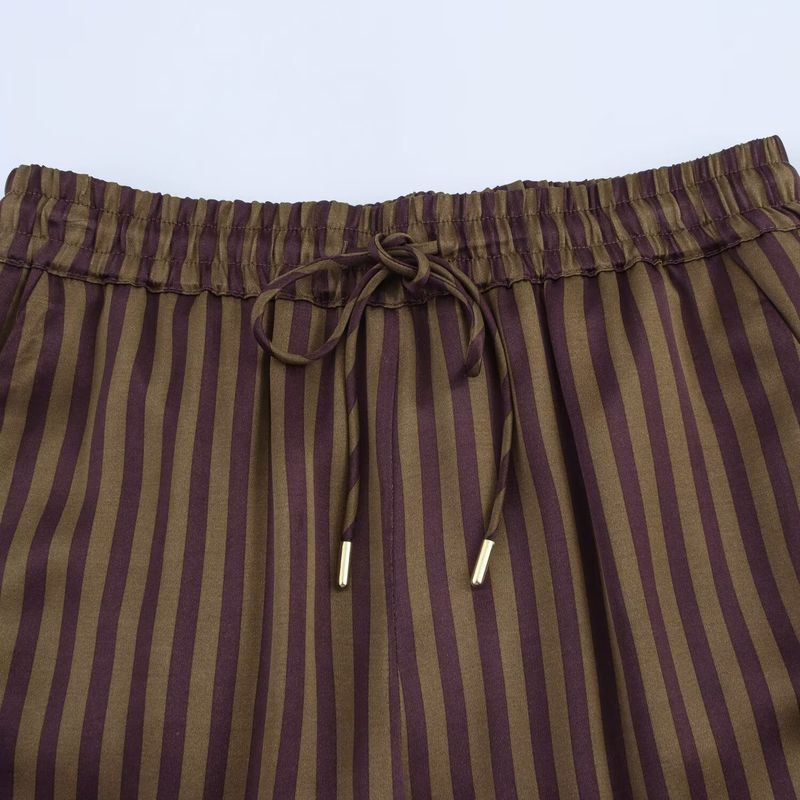 Elegante completo da donna con camicia e pantaloni a righe in raso - Comodo abbigliamento da ufficio in poliestere, collezione primavera (XS/S/M/L)_voghion.com
