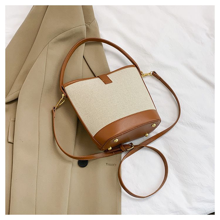 2024 nieuwe tas dames trendy en modieuze draagbare emmertas met klein ontwerp contrasterende kleur splitsen enkele schouder crossbody tas_voghion.com