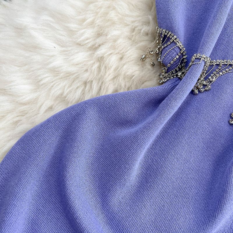 Abito da donna in maglia senza maniche con scollo rotondo, design aderente, con nappa, vita sottile e gonna di media lunghezza._voghion.com