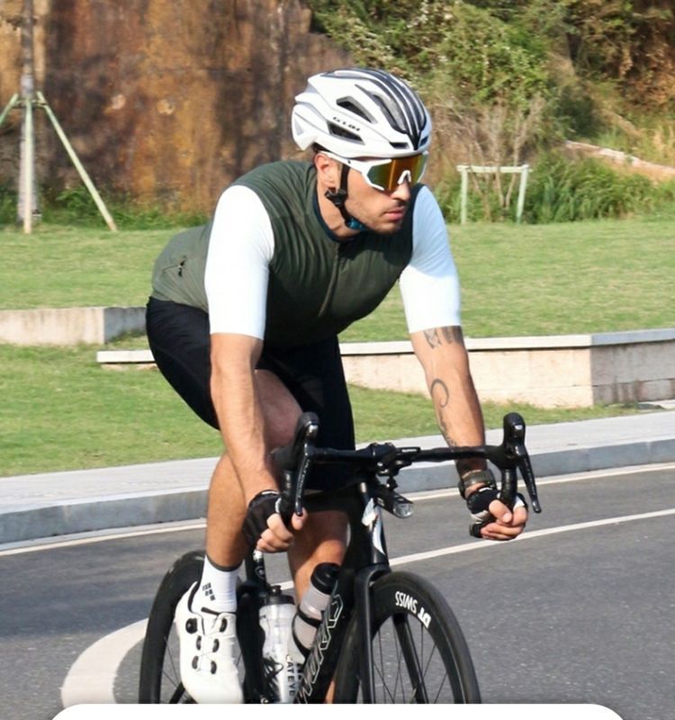 GUB SV9 Carbon Fiber Cycling One-piece Mountain Bike Ultralight Safety Helmet For Men And Women With Insect Net_voghion.com