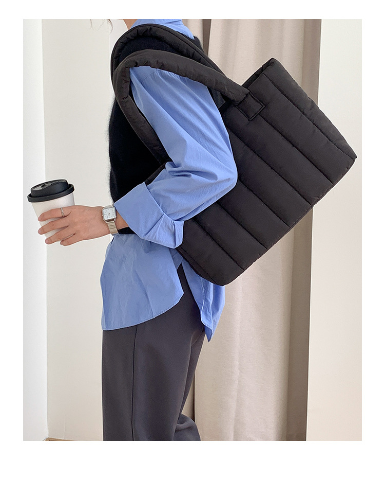 Down Bag Women's 2023 Autunno e inverno New Casual Women's Bag Niche borsa tote monospalla imbottita in cotone a righe di grande capacità_voghion.com