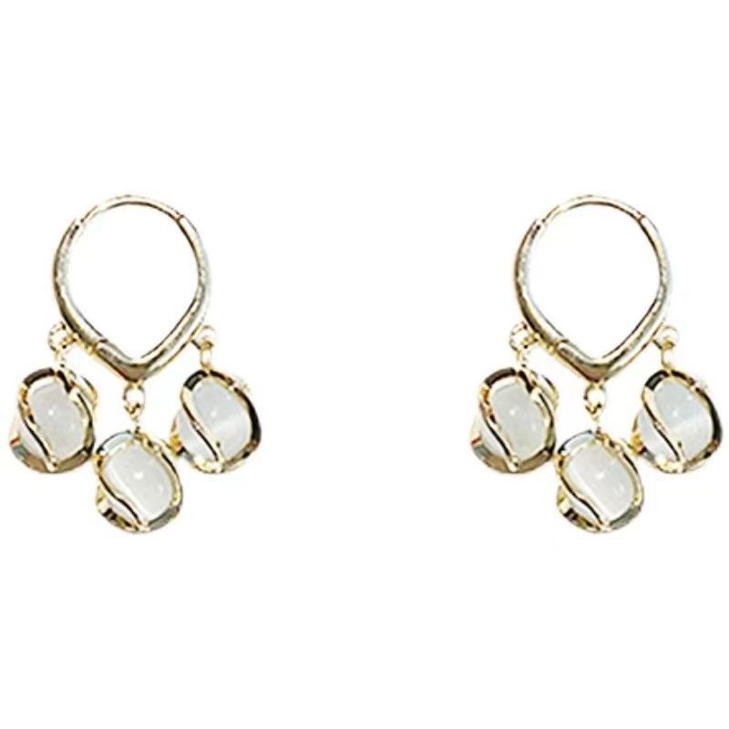 Die trendigen High-End-Ohrringe dieses Jahres im gleichen hochwertigen Nischenstil für Frauen im herzförmigen Neujahrsstil_voghion.com