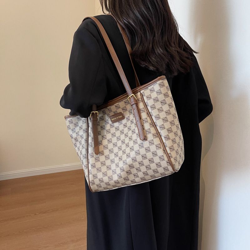 European and American Popular Bag 2024 New Printed Tote Bag Shopping Bag Large Capacity Versatile Retro One Shoulder Crossbody Bag_voghion.com