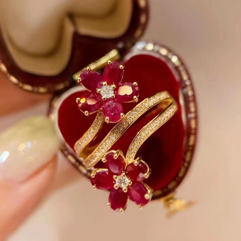 2025 Nouveautés Mode Vintage Délicate Floral Ruby Rings pour Tempérament Féminin Incrusté Plein de Zircone Cubique Ouverture Anneau Fête_voghion.com