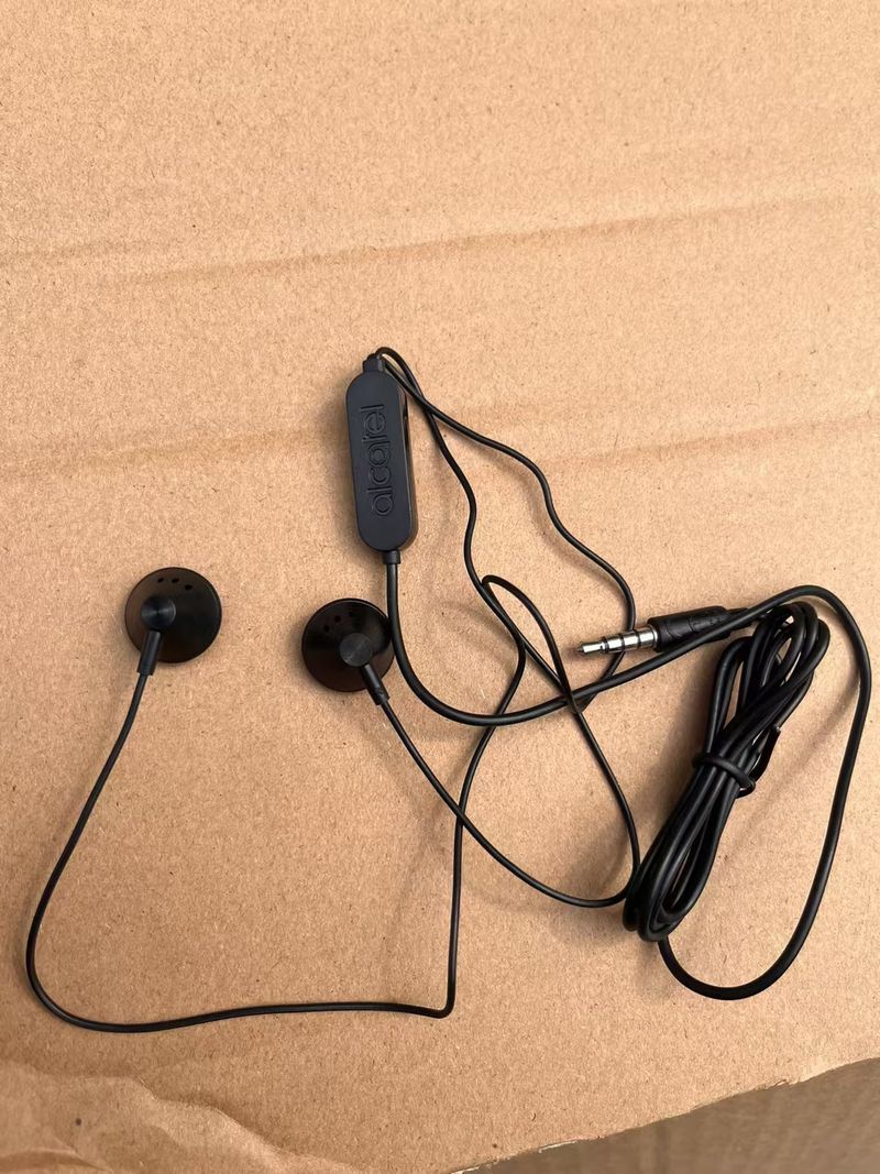 French Brand Original Stock Earplugs Headset With Microphone 3.5mm Straight Plug Cabbage Price Shipment_voghion.com