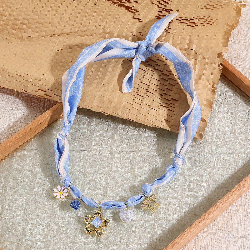 Collana con sciarpa di seta Collana con sciarpa di seta di lusso leggera e versatile con più ciondoli di perle di alta qualità_voghion.com