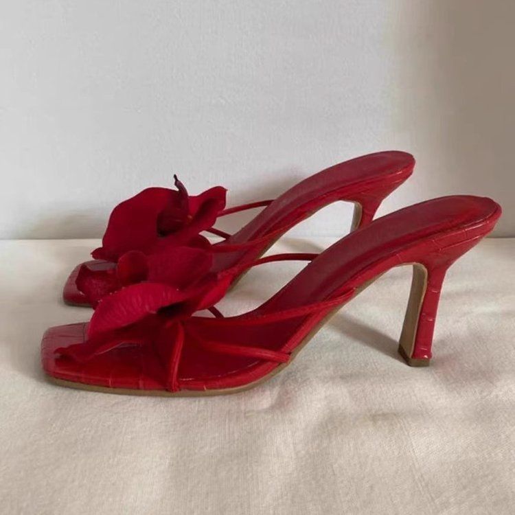 Scarpe da donna Internet Celebrità Decorazione floreale Scarpe da spiaggia da viaggio Nuovo stile Sandali con tacco alto e punta a clip per le donne da indossare all'esterno in estate_voghion.com