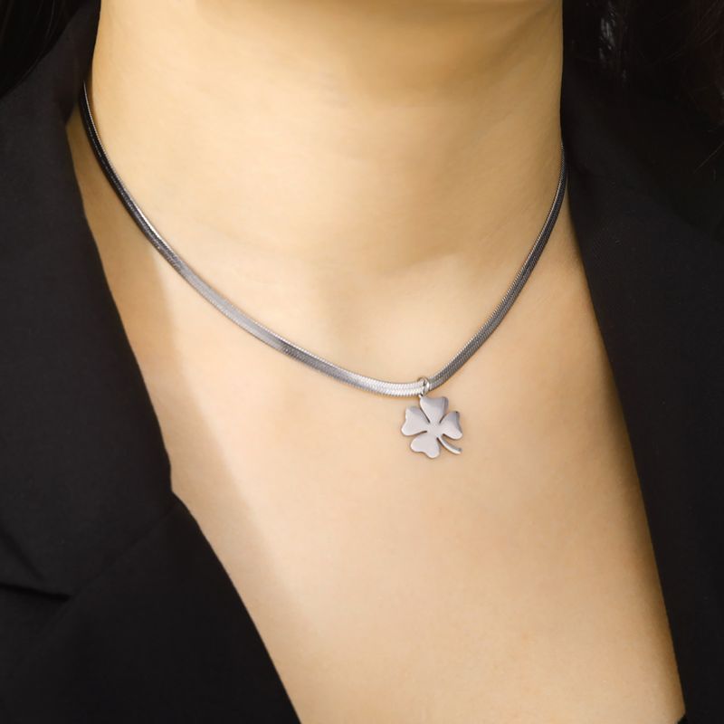 Ready Stock Skyrim Vierblättriges Kleeblatt Halskette Edelstahl Gold Farbe Schlangenkette Choker für Frauen Mädchen Modeschmuck Großhandel_voghion.com