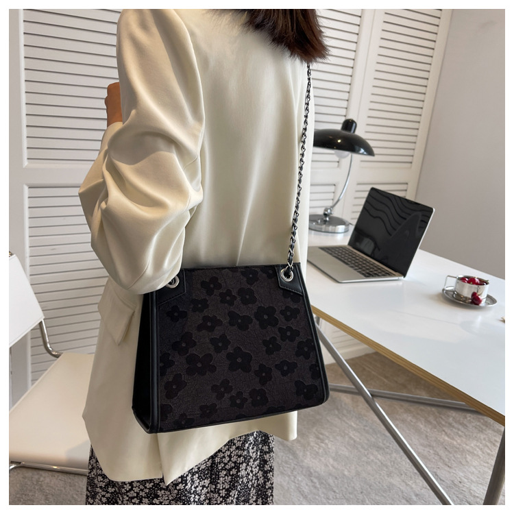 Grand sac jacquard en soie de grande capacité pour femmes, sacoche à bandoulière large, fourre-tout assorti à la mode, nouvelle collection 2023_voghion.com