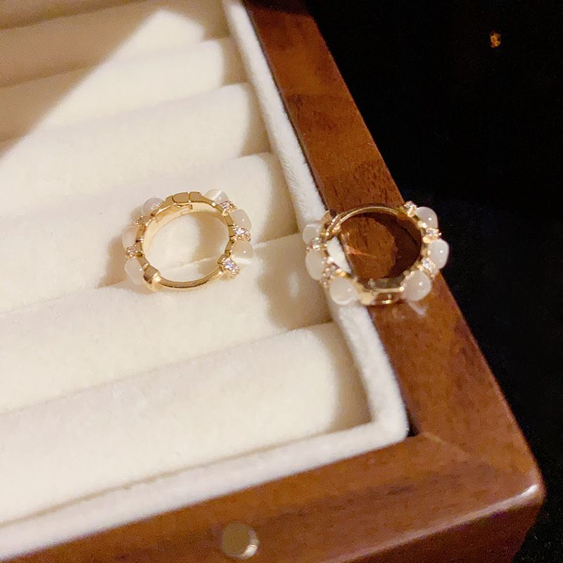 Stesso stile, orecchini a polsino con pietra occhio di gatto, semplici e trasparenti, per donne, design di nicchia, squisiti orecchini alla moda._voghion.com