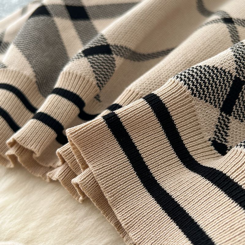 Elegante outfit da donna per autunno inverno: maglione stampato alla moda con pantaloni larghi a vita alta, set coordinato casual ed elegante._voghion.com