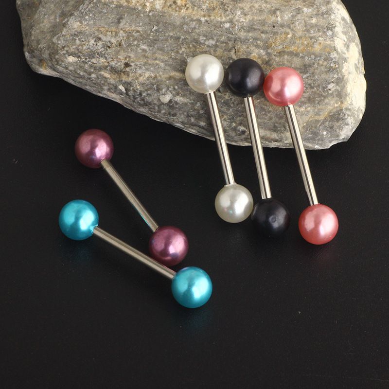 Piercing alla lingua con anello al seno in perla acrilica_voghion.com