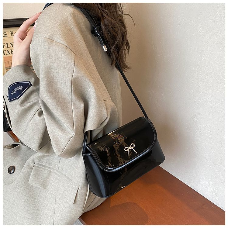 Versatile sotto le ascelle estate 2024, nuova moda per le donne, la popolare borsa a tracolla monospalla di quest'anno con un bastone_voghion.com