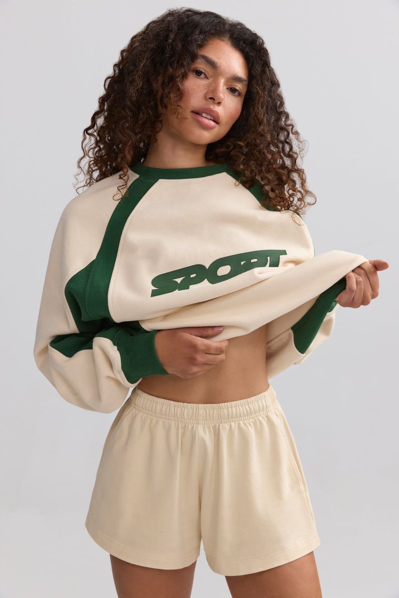Color-block hoodie en shorts set voor dames – oversized pullover met bijpassende lounge shorts (streetwear stijl, S-XL, 3 neutrale tinten)_voghion.com