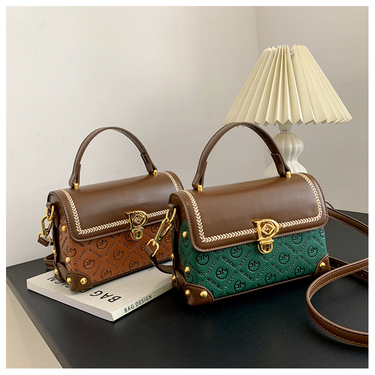 High-End-Textur-Mode-Retro-Damentasche 2023 neues Temperament vielseitiger Stil Damen-One-Shoulder-Cross-Body-handgehaltene kleine quadratische Tasche_voghion.com