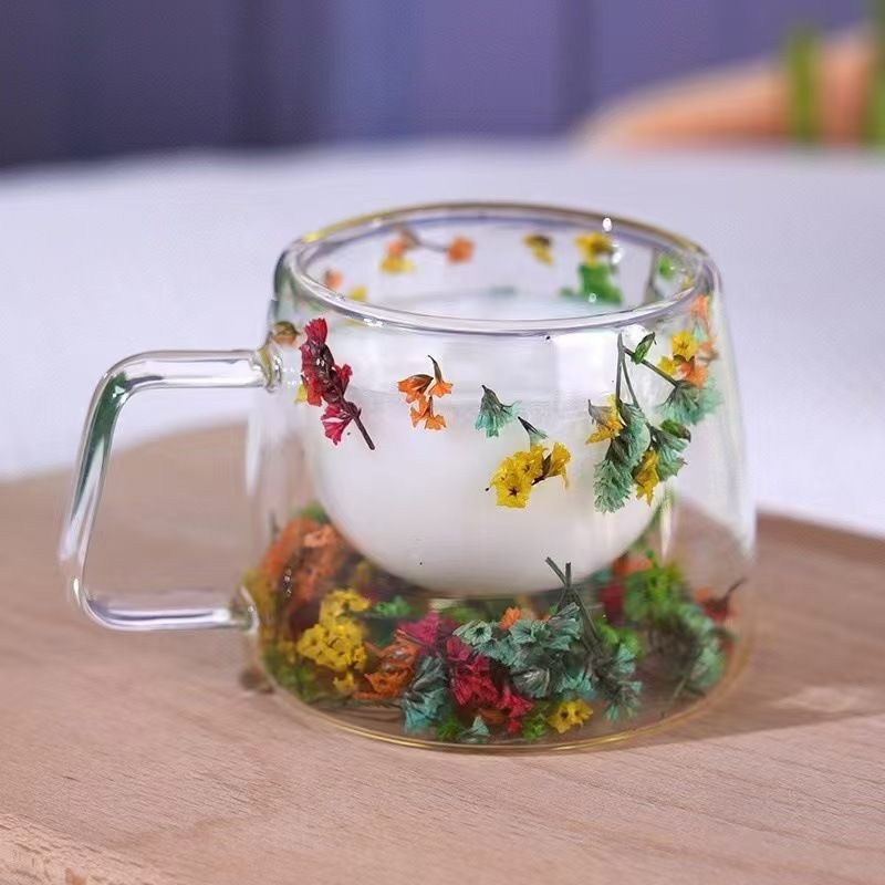 Doppelschichtiger Glasbecher mit getrockneten Blumen – 400 ml, hitzebeständiger Becher (handgefertigtes Blumendesign mit bequemem Griff und Goldrand)_voghion.com