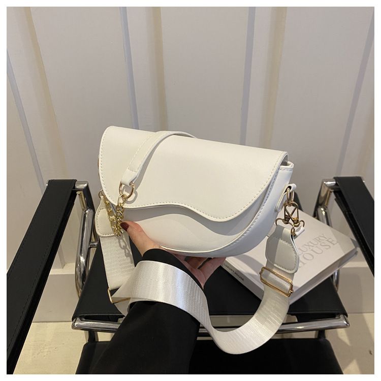 Piccola borsa a mano per donna 2024 nuova borsa a tracolla singola alla moda primavera ed estate, design di nicchia, tracolla larga,_voghion.com